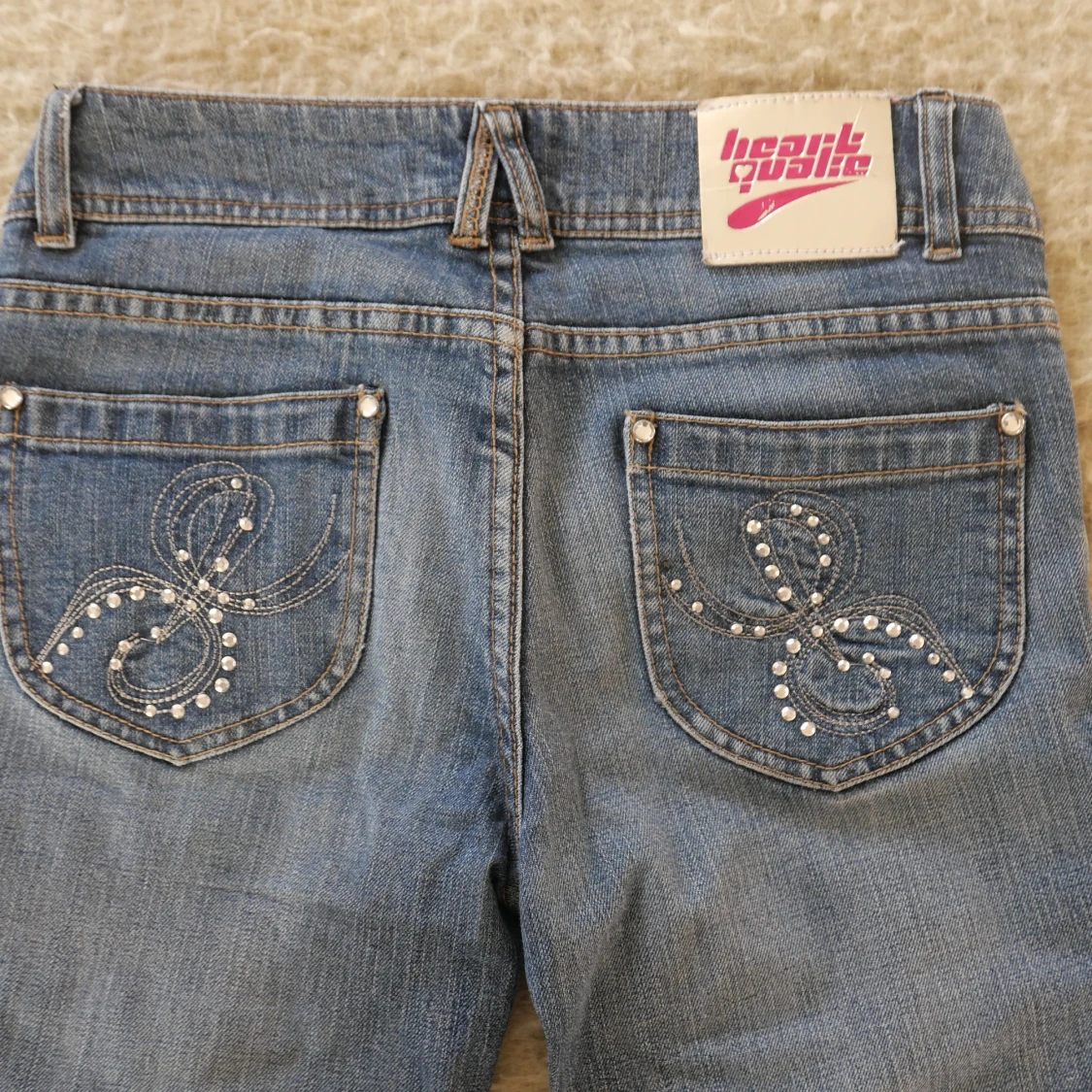 Lågmidjade jeans med rhinestones 