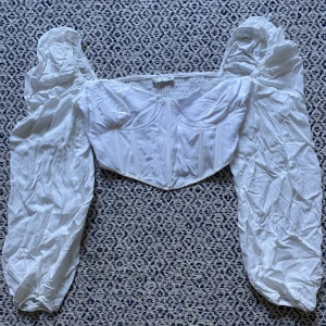 Blus  - En jättesöt blus från Nelly  Storlek 34 men lite stor för mig som i vanliga fall är 32/34  Färg vit  