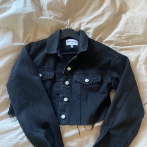 Svart jeansjacka  - Oversides avklipp jeansjacka. I stl 34 men passar mig som är 167 och har stl s typ