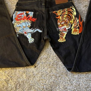 Jeans  - Jätte snygga evisu jeans, aldrig använda bara testade! köpta för 1300 ungefär! Säljer pga inte min stil riktigt, pris kan diskuteras om du är intresserad:) ANVÄND INTE KÖP NU!