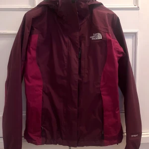 The north face jacka - Jättefin vinröd skidjacka/skaljacka från north face, storlek s😊 Hade som skidjacka men även snygg till vardags!
