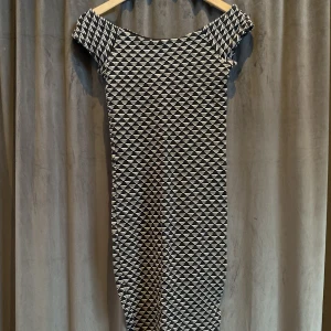 Bodycon klänning off shoulders - Använd men väl omhändertagen 