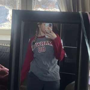 Vintage Tröja  - Vintage tröja, står storlek L men skulle säga att storleken är XS/S, virkat material, bra kvalitet, hundar finns i hem därav tvättas allt innan paketering, skriv privat för mer frågor eller bilder! 💛