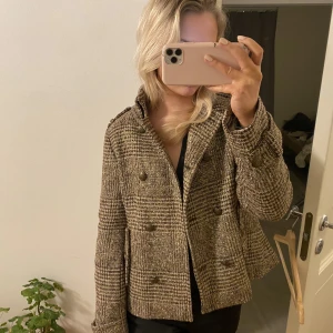 Vårkappa  - Säljer nu denna skit snygga lite arket liknande kappan ifrån massimo dutti! Fint skick och bra kvalite. Möts upp i Stockholm  eller fraktar spårbart såklart 😍😍