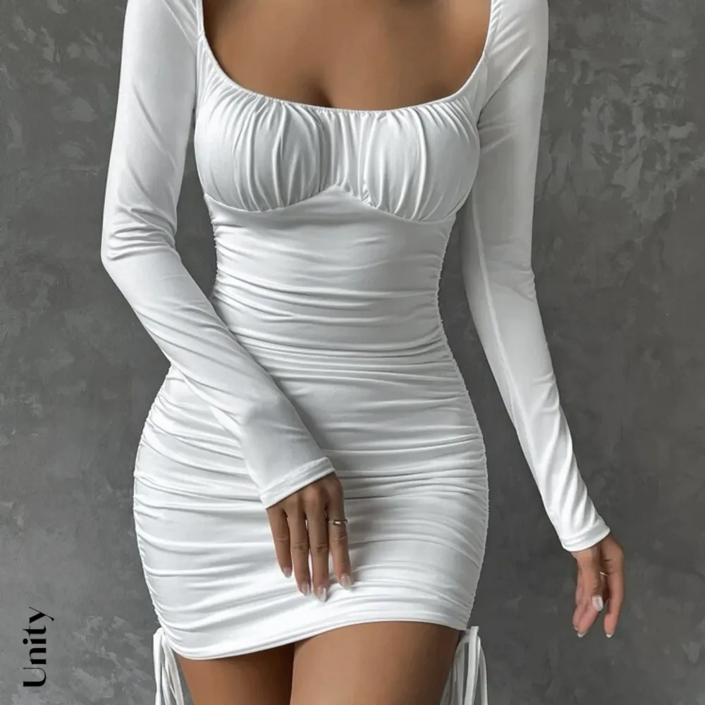 En fin vit klänning som man kan ha till studenten eller som en festklänning, fler bilder kan skickas . Klänningar.