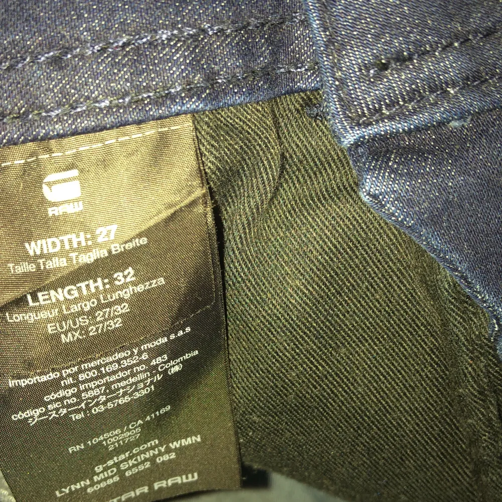 Skinnyjeans med coolt tryck på fickorna meddela för mer info . Jeans & Byxor.