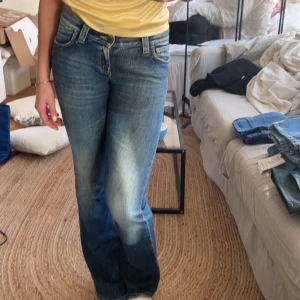 Lågmidjade jeans - Lågmidjade jeans, okänt märke. Jag är 172 och går ner till mina fötter. 255+frakt. Pris kan diskuteras😊😊