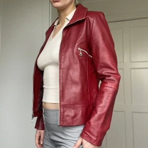 Äkta läderjacka röd Pepe - Pepe jeans skinnjacka röd i storlek M. Inga defekter