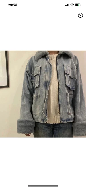 boohoo jacka - en jacka som är jättefint skicka som ej kommer till användning väldigt trendig också, passar till mycket ❤️