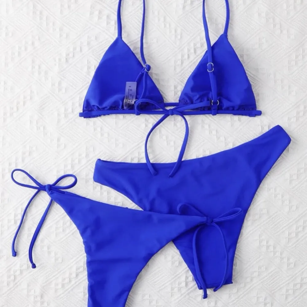 Lånade bilder. Superfin marin blå bikini med 2 underdelar ifrån shein. Säljer pga av att den är för liten för mig.. Övrigt.