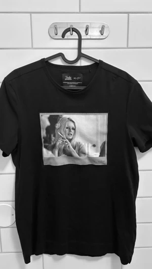 Limitato  - Limitato T-shirt i storlek S den är 9/10 i skick och har inte använts mycket. Original pris är 1600kr. Tags, box, kvitto och papper finns med.