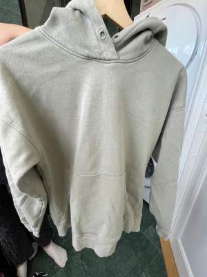 Jag säljer nu en hoodie med en fin grön färg. Den är i bra skick och har inga hål. Den är i storlek s/m