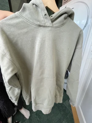 Fin och mysig hoodie - Jag säljer nu en hoodie med en fin grön färg. Den är i bra skick och har inga hål. Den är i storlek s/m