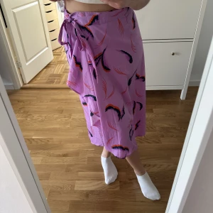 Långkjol - Säljer denna fina mönstrade långkjol i storlek M. Jag säljer den för 70kr + frakt. 💕