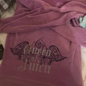Rosa juicy tröja💓 - en jätte gullig rosa älta juicy  vintage couture tröja, jätte fin till ett par basic jeans. Säljer pga använder ej längre❤️