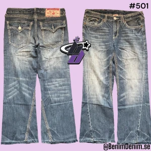 true religion jeans - snygga trueys i modellen joey super T, tagen säger 33/36😈ytterben 104cm😈innerben 75cm😈midja rakt över 47cm😈benöppning 27cm😈modellen är 182😈flaws, saknar en knapp, avklippta längst ner!