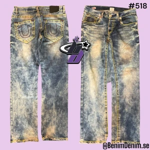 True religion jeans - trueys i en blekt modell, tag 33W😈ytterben 108cm😈innerben 78cm😈midja rakt över 43cm😈benöppning 20cm😈modellen är 180😈flaws, skador i benöppningen. Båda framfickorna är helt förstörda och går ej att använda!!