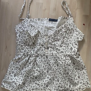 Brandy Melville topp - Brandy Melville topp som jag köpte i Barcelona förra året, men som är för liten för mig nu:/