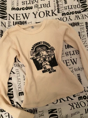 Brandy Melville - Säljer denna jätte söta  brandy toppen❤️ i storlek one size vilket är (xs-s)❤️‍🩹 säljs pga inte kommit till så mycket använding 