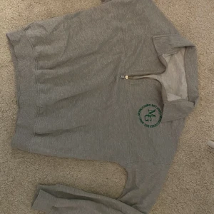 Tröja Grå - En grå zip tröja från nelly. I storlek S!! Säljer för 100kr💞