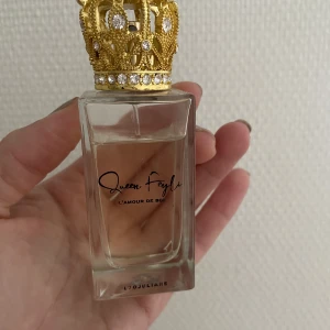 QUEEN Feyli parfym - Använd väldigt sparsamt.