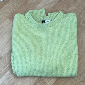 Söt stickad tröja - Säljer en supersöt stickad tröja med superbra skick! Den är en fin grön poppig färg, perfekt att matcha till en vit kjol eller ett par jeans osv. Perfekt nu till våren och sommaren om det blir lite kyligt ute🌿(pris kan diskuteras)