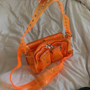 Så cool transparent orange nunoo väska!!