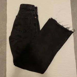 Skitsnygga jeans från zara, nyskick & storlek 36! Det är en full-length modell så passar de som är över 170 skulle jag säga! Nypris: 399kr