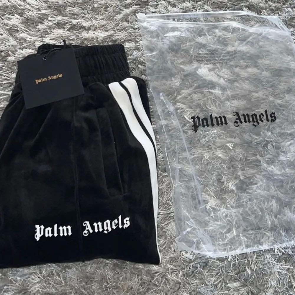 Palm angels byxor velvet i m svarta nya. Jeans & Byxor.
