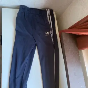 Adidas tracksuit knappt använd passar dig perfekt om du är 150-170