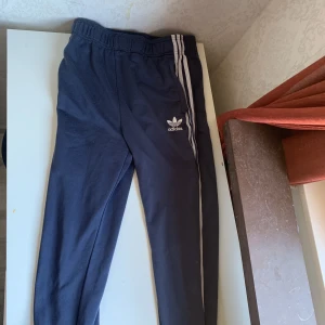 Adidas tracksuit - Adidas tracksuit knappt använd passar dig perfekt om du är 150-170