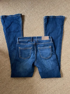 Lågmidjade bootcut jeans  - Lowrise bootcut jeans💕 har inga bilder med de på då de är för små😌 skriv om du vill ha fler bilder 