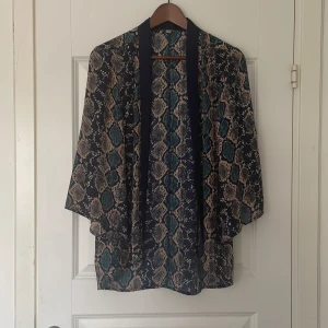 Guess topp - Öppen tröja i simkesliknamde tyg. Sval. Stor i storleken 