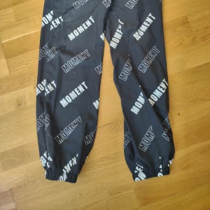 Byxor - Byxor som är lite baggy.