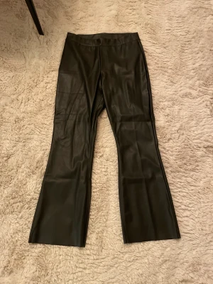 Skinnbyxor - Skinnbyxor från Cubus, aldrig använda och inga anmärkningar. Mid till high Waist. Utsvängda nedtill 