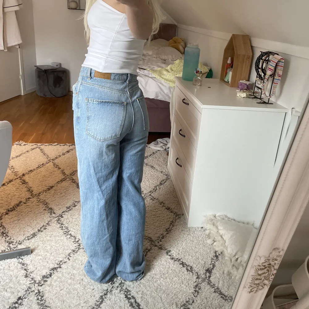 Dessa jeans är lite för stora för mig och därmed aldrig kommit till användning. Från Gina Tricot ”Idun” jeans. . Jeans & Byxor.