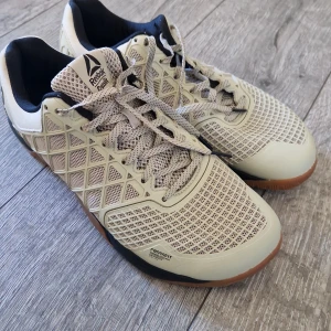 Rebook crossfit nano 4.0 - Obetydligt anvönda reebok crossfit nano 4.0 i perfekt skick i storlek 9.5 eller 42,5