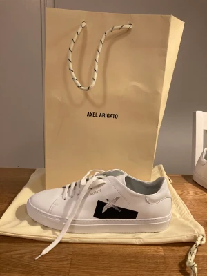 Arigato skor - Ett par Axel argigato clean 90 skor. Helt nya och aldrig använda. Storlek 45 och perfekta inför sommaren! Original pris 2400kr