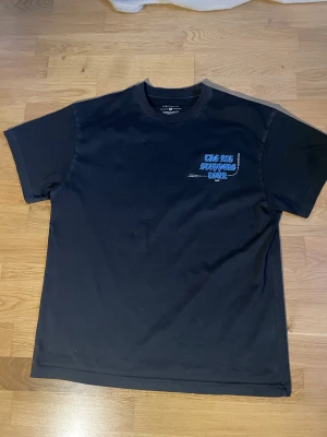 Kendrick lamar/pg lang/oklama t-shirt  - T-shirt som jag köpte på kendrick och keem konserten i stockholm i oktober 2022. Använd en gång pga av att jag senare ville sälja den. Köpte den för 500kr. Limited edition