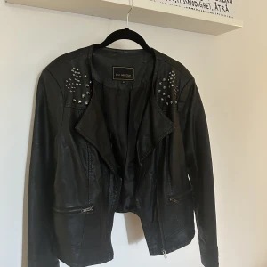 Jacka i skinnimitation  - Jacka i skinnimitation. Från Bonprix Sellection, som ej verkar säljas längre. Storlek 42 men liten i storlek, skriv för bilder💓 