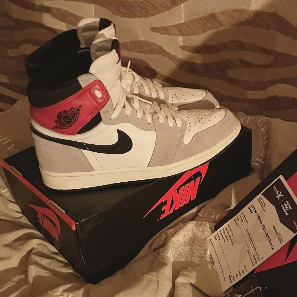 Nike Air Jordan 1 Retro High Smoke Grey Size:46EU/12US/11UK Resell Value:3000kr-4000kr Condition:8/10  Box,receipt,extra shoelace’s, crep protect wipe are in clouded with the shoes Dm for more info&pics. Skor.