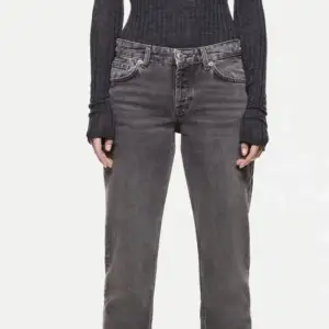 säljer mina zara jeans. dom är i aldrig använda därav priset 💞säljer pga av att dom är för små💞dom är i storlek 34 men passar även 32🥰 köparen står för frakten 