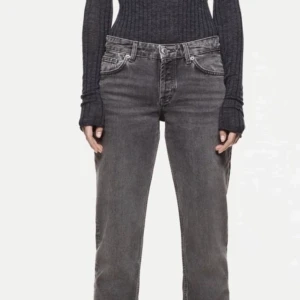 Jeans  - säljer mina zara jeans. dom är i aldrig använda därav priset 💞säljer pga av att dom är för små💞dom är i storlek 34 men passar även 32🥰 köparen står för frakten 