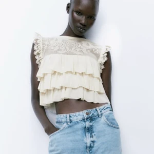 Volangtröja från zara - Säljer mitt volangtröja från zara! Jättegulligt och fint nu till sommaren! Storlek m men passar mig som är xs, så mindre i storlek!💗