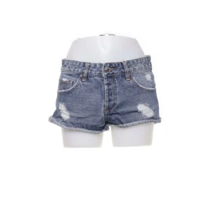 Jeansshorts  - Ett par jeansshorts från bull & bear. Säljer pågrund av att de var för stora. Från sellpy men aldrig använt. Prislappen är kvar💞