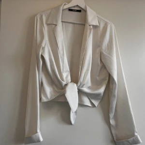 Blus - Glansig vit blus från bikbok 🕊️storlek s