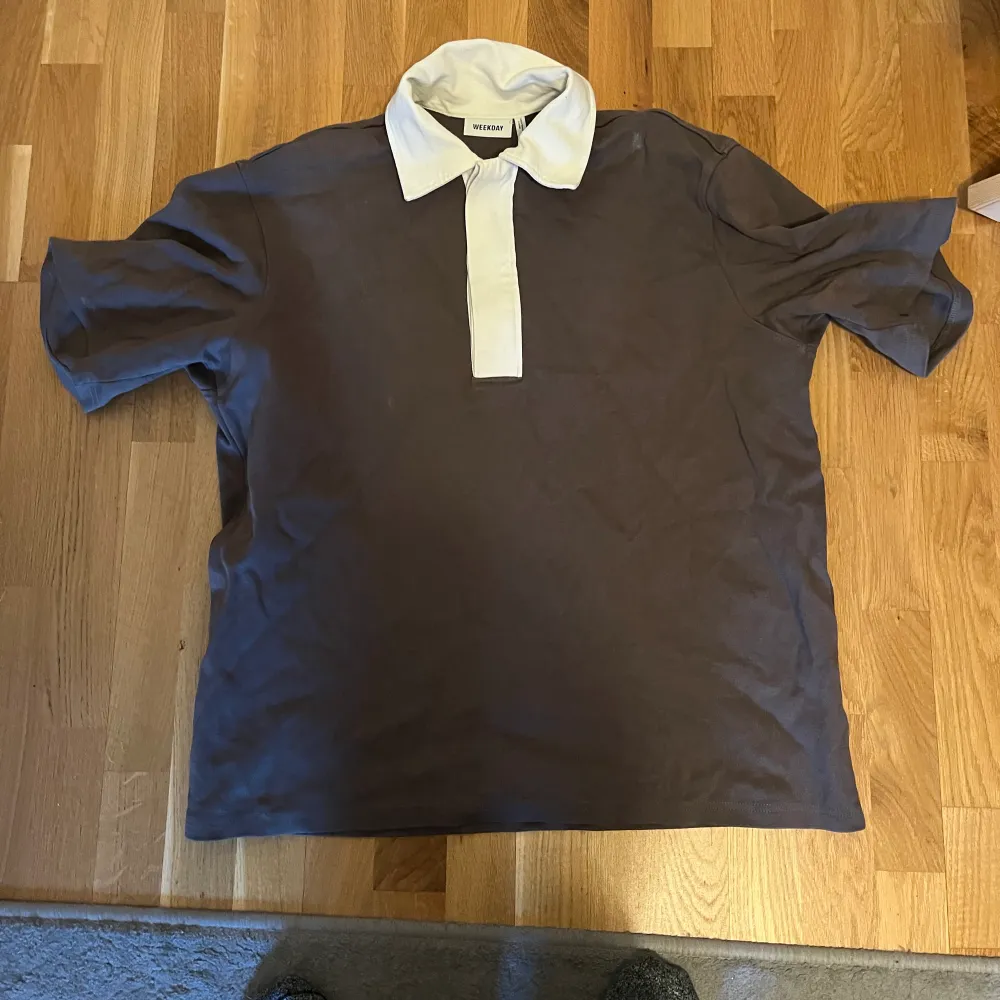 Oversized polotröja från Weekday. Använda bara en gång. Väldigt bra skick  Kostar 200kr men priset kan diskuteras.. T-shirts.