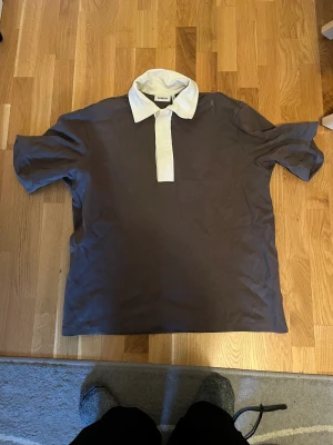 Weekday polo tröja - Oversized polotröja från Weekday. Använda bara en gång. Väldigt bra skick  Kostar 200kr men priset kan diskuteras.