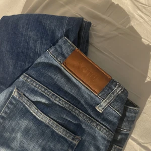 Acne jeans  - Säljer nu mina super fina acne jeans! Dem är ej bootcut så dem e straight leg. Och lågmidjade. Köpte dem på secondhand för några månader sedan men har bara inte kommit till användning. Köpte dem för 450kr men säljer för 250kr. Köpare står för frakt💕💗