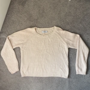 Stickad tröja  - Stickad tröja i fint skick. 